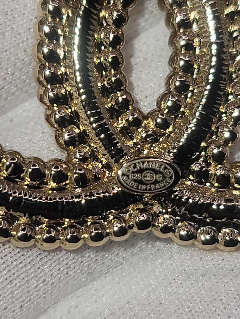 CHANEL Pearl & Crystal Interlocking CC Brooch in Gold - Picture 7 of 8